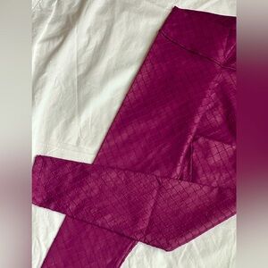 Designer Quality Textured Faux Leather Leggings - M -Maroon